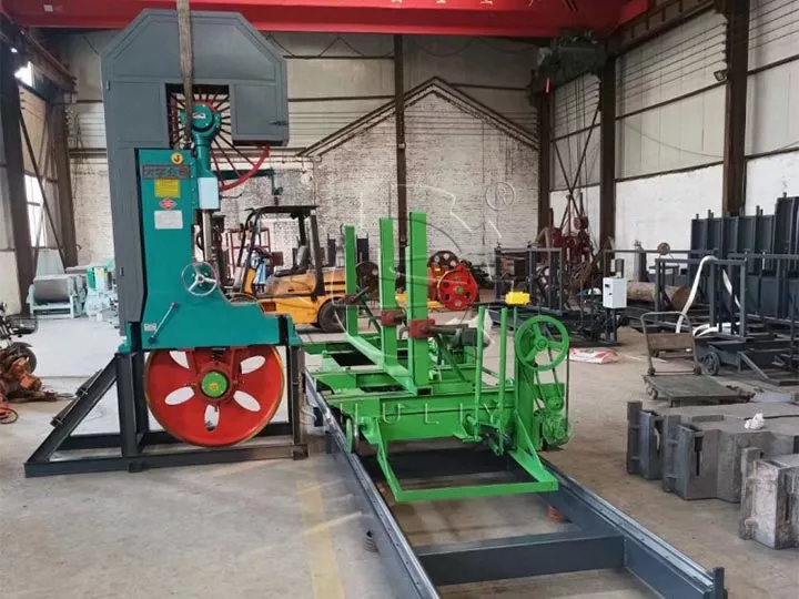 Vertical lumber mill saw