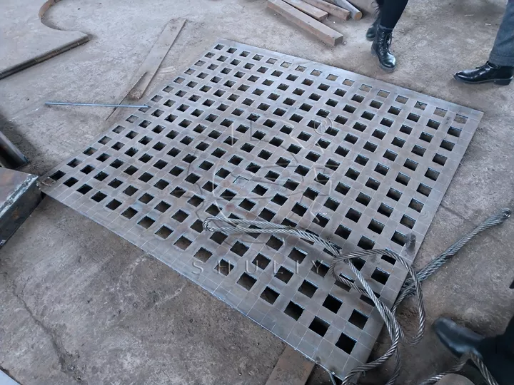 Sieve of wood wastes crusher