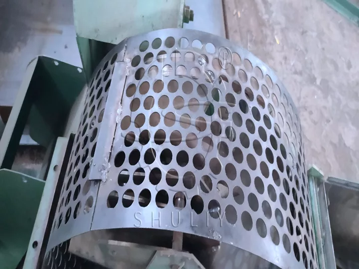 Sieves affecting wood shredder output