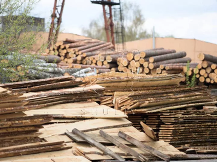 planches de bois de scierie