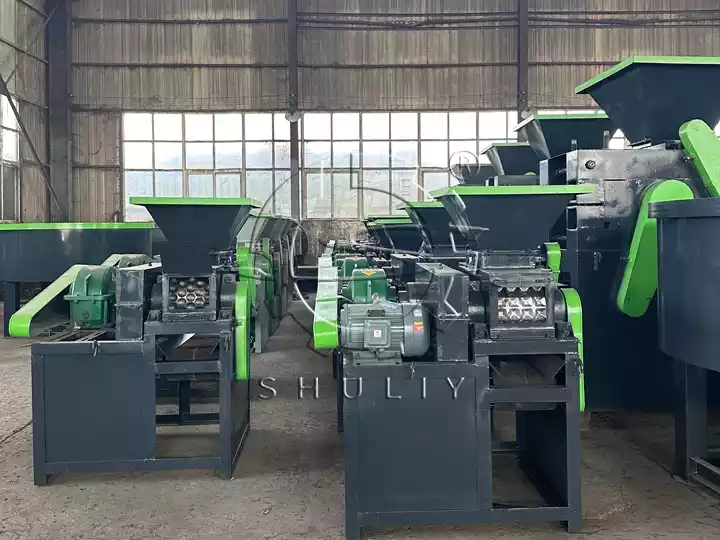 machine de formage de charbon de bois en usine