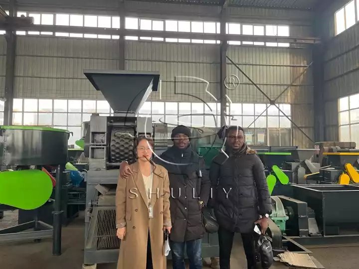 visite d'un client d'une usine de traitement de boules de charbon de bois